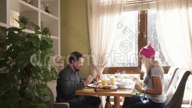 年轻人和女人在餐馆吃饭，一对夫妇在聊天和吃饭